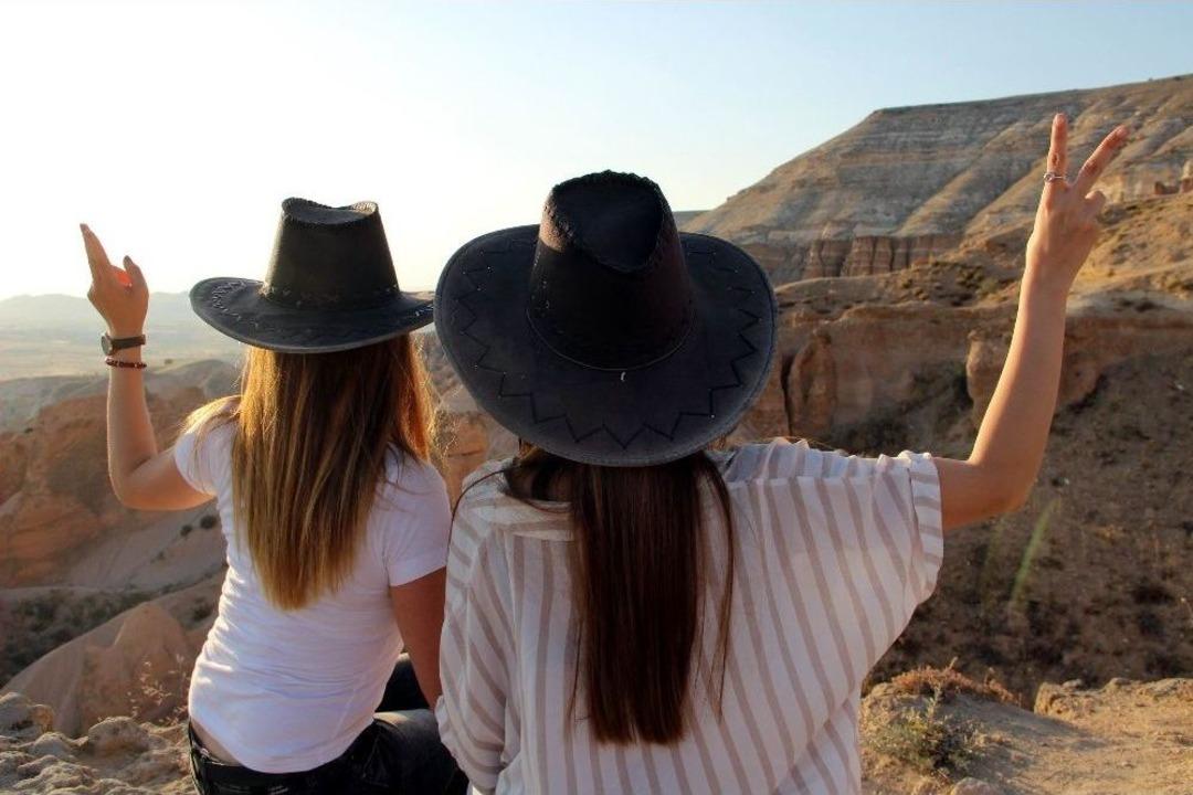 D&uuml;nyanın D&ouml;rt Bir Yanından G&uuml;n Batımını İzlemeye Geliyorlar
