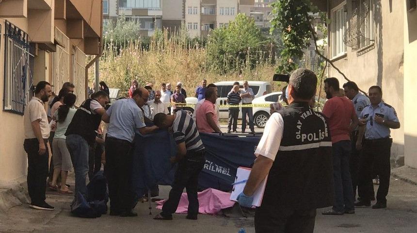 &Ccedil;ocukluk Arkadaşına Sokak Ortasında İnfaz