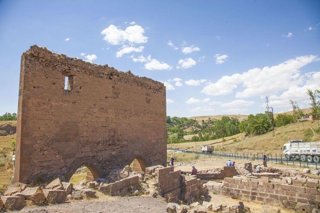 Eski Ahlat Şehrinde Kazı &Ccedil;alışması