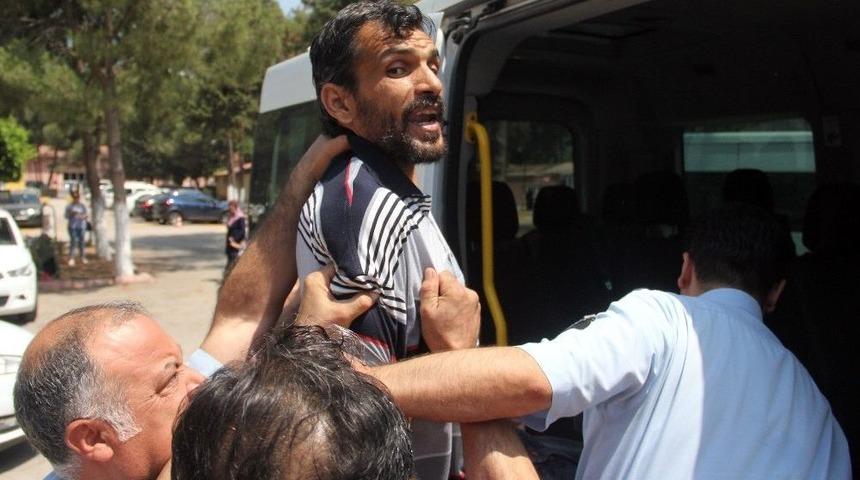 Eşini Bı&ccedil;aklayan Koca &Ccedil;ıldırdı