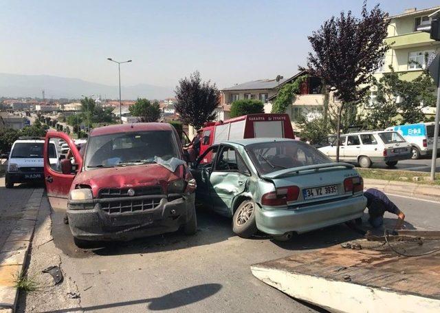 Sakarya’da Zincirleme Trafik Kazası: 5 Yaralı