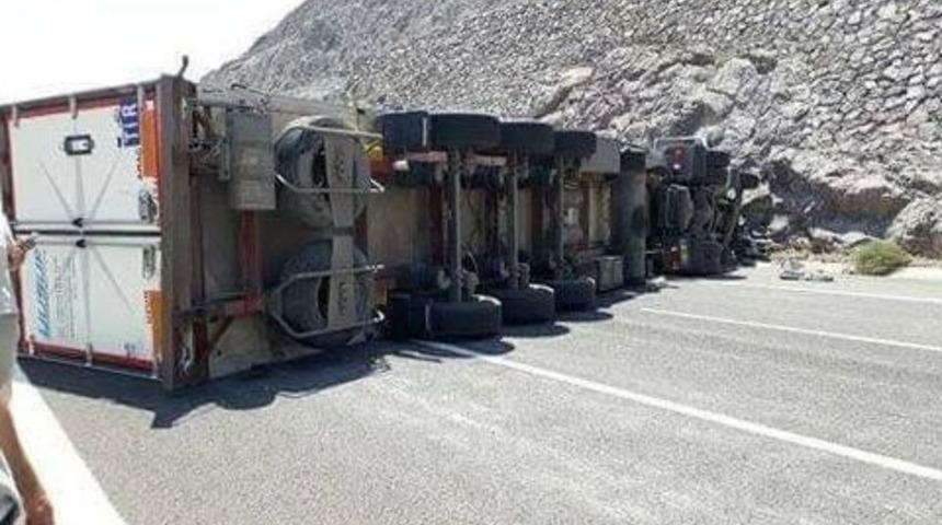 Niğde’de Kaşar Dolu Devrilen Tır Yolu Kapattı