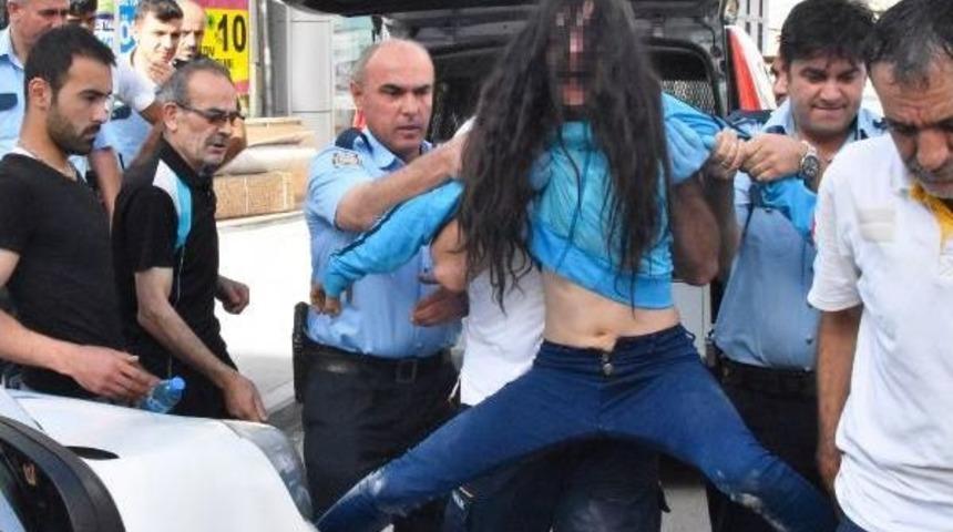 Gen&ccedil; Kız 'drift' Yaparken Kaza Yaptı, Krize Girip Otomobilini Yakmaya Kalkıştı