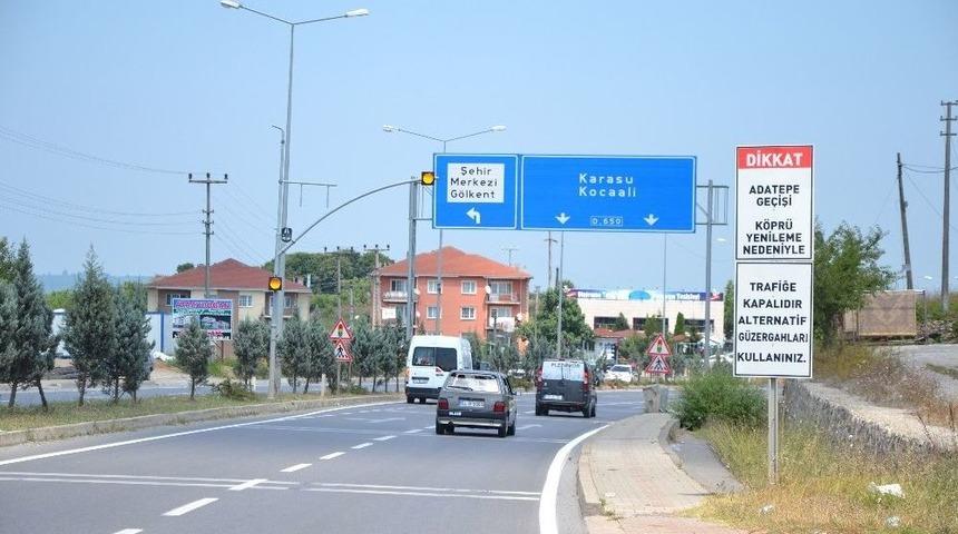 K&ouml;pr&uuml;deki Yanlış Tabelalar, S&uuml;r&uuml;c&uuml;leri Şaşırtıyor