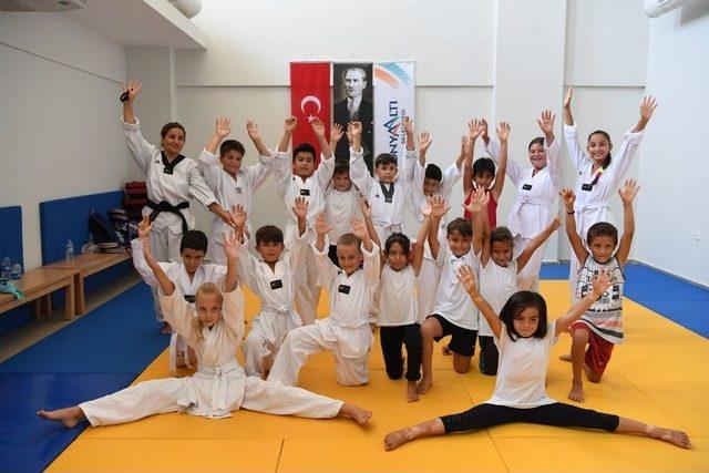 Konyaaltı’nda Kız Çocukları Taekwondo Öğreniyor