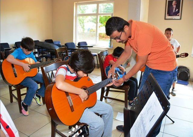 Süleymanpaşa’nın Çocukları Tatillerini Müzik Öğrenerek Geçiriyor