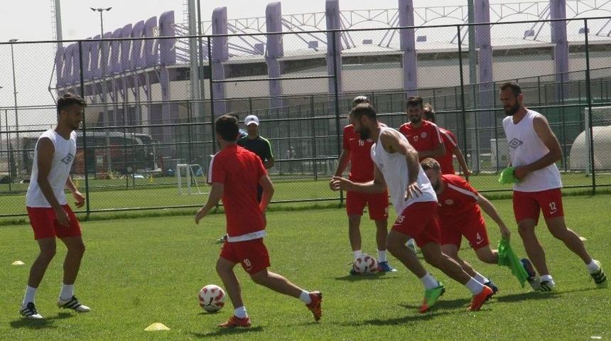 (özel Haber) Bayram Bektaş: "istediğimiz Futbol Anlayışını Yavaş Yavaş Sahaya Yansıtıyoruz"