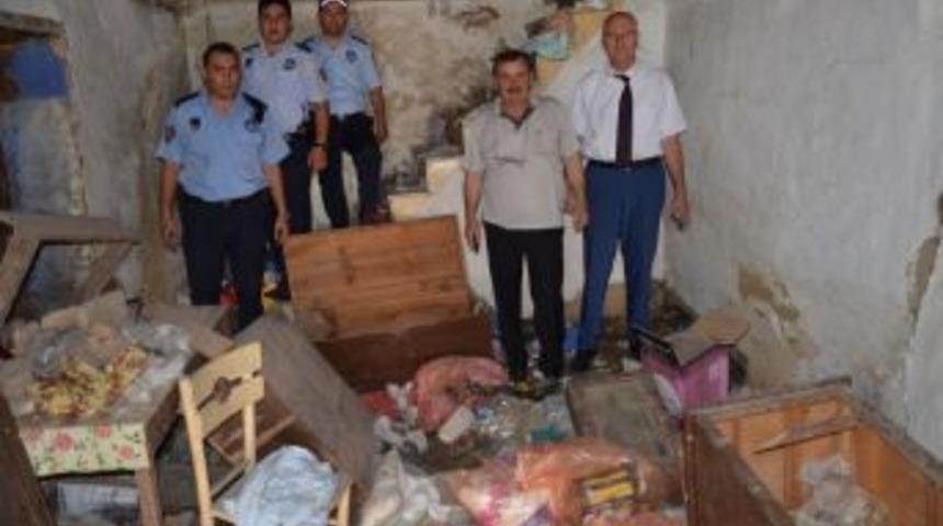 Gemlik Belediyesi &Ccedil;&ouml;p Evi Temizledi