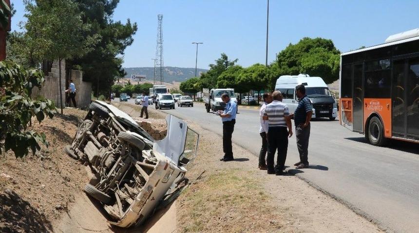 Minib&uuml;s Şarampole Devrildi: 7 Yaralı