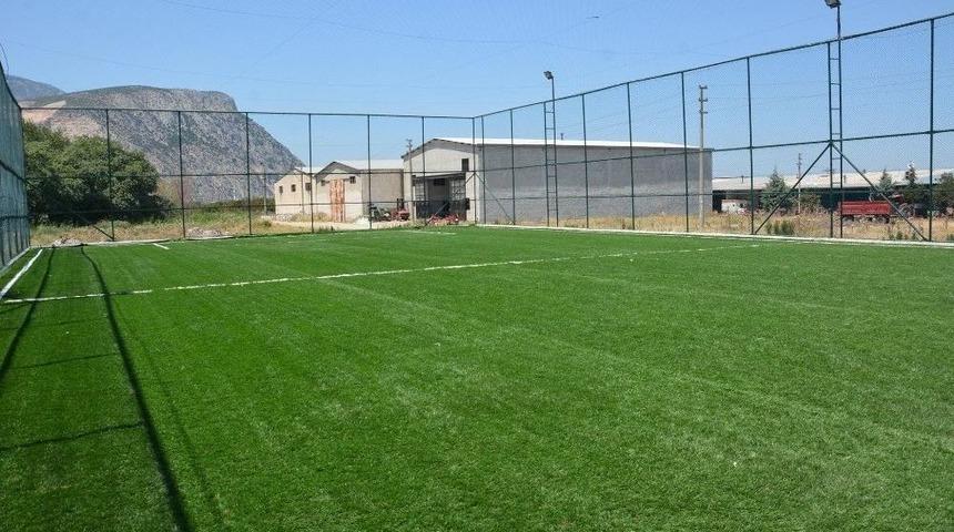 Şehzadeler Belediyesi Aşağı&ccedil;obanisa&rsquo;daki Halı Sahayı Yeniledi