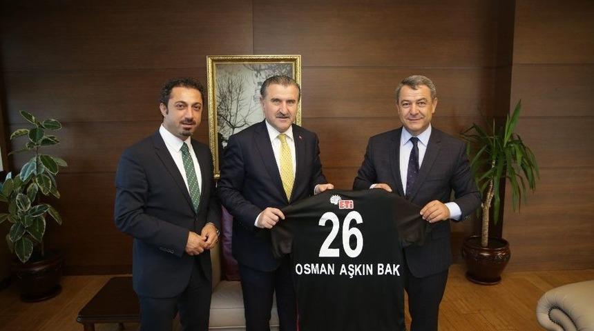 Başkan &Ouml;ze&ccedil;oğlu, Bakan Bak&rsquo;a Eskişehirspor Forması Hediye Etti
