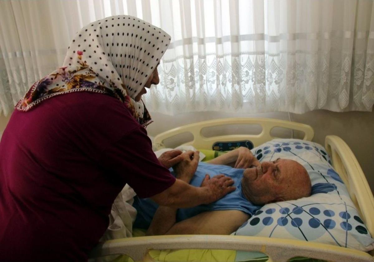 14 Yıldır Evden &Ccedil;ıkmadan Yatalak Eşine Bakıyor