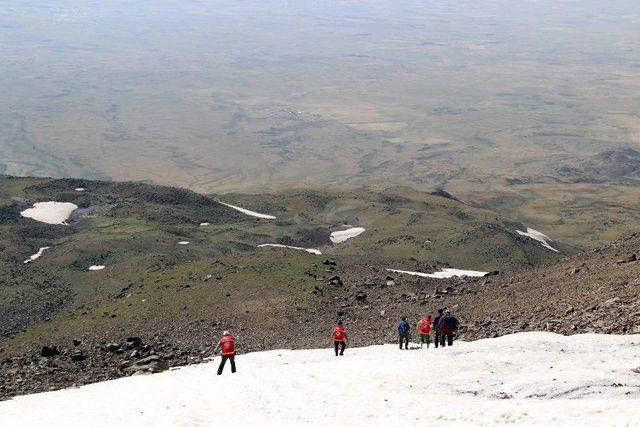 Ağrı’da 15 Temmuz Anısına Süphan Dağı Zirve Tırmanışı Yapıldı