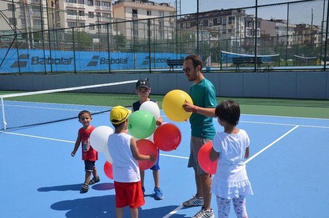 Çekmeköy Belediyesi’nin Tenis Kursuna Yoğun İlgi