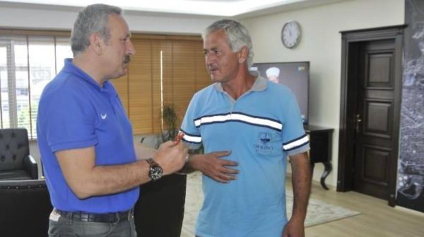 K&ouml;peğe Elleriyle Su I&ccedil;iren Temizlik G&ouml;revlisine Altın