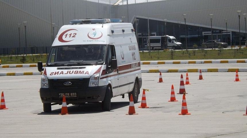 Kars 112&rsquo;ye Ambulans S&uuml;r&uuml;ş Teknikleri Eğitimi Verildi