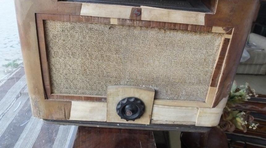 Burhaniyeli Antikacı 130 Yıllık Radyoyu Satışa Çıkardı