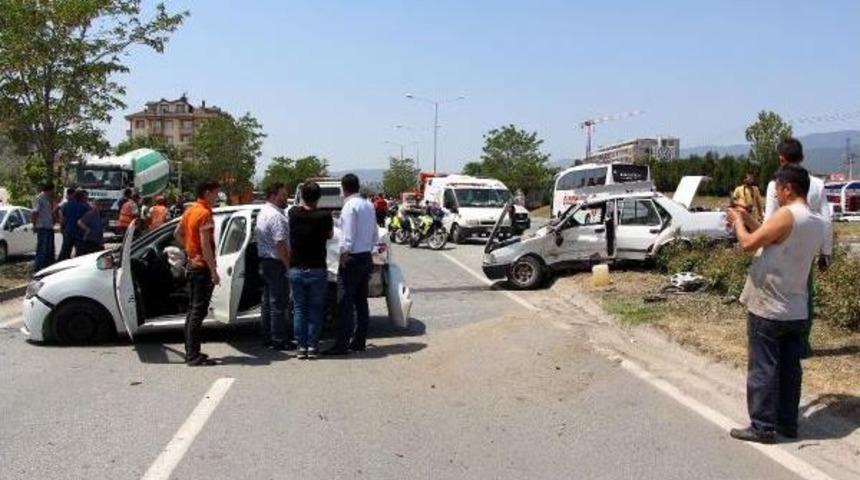 İki Otomobilin &Ccedil;arpıştığı Kazada Bagajdaki T&uuml;p Korkuttu