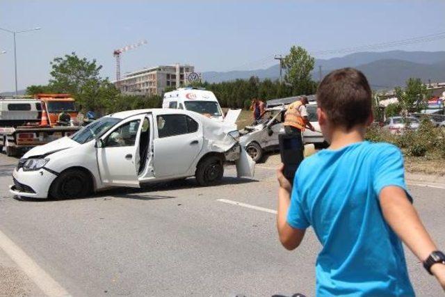 İki Otomobilin Çarpıştığı Kazada Bagajdaki Tüp Korkuttu