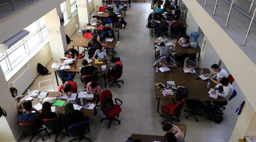 &Ouml;ğrenciler Yaz Aylarında Da K&uuml;t&uuml;phaneye Yoğun İlgi G&ouml;steriyor