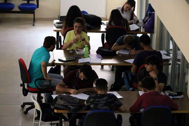 Öğrenciler Yaz Aylarında Da Kütüphaneye Yoğun İlgi Gösteriyor