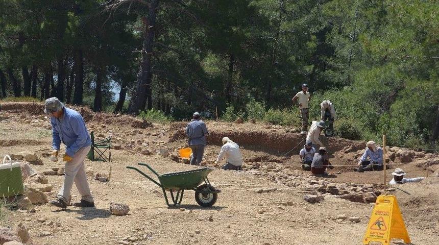 S&ouml;ylentilere İnanan Defineciler Kazı Alanını Talan Etti