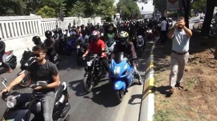 "altın Elbiseli Adam" Binlerce Motor Eşliğinde Uğurlanıyor