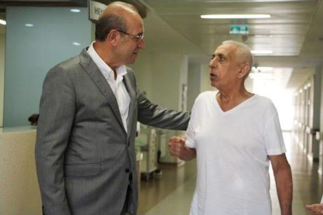 Dünyada Ilk Kez Türkiye'de Yapay Kalp Taşıyan Bir Hastaya Mide Tümörü Ameliyatı Gerçekleştirildi