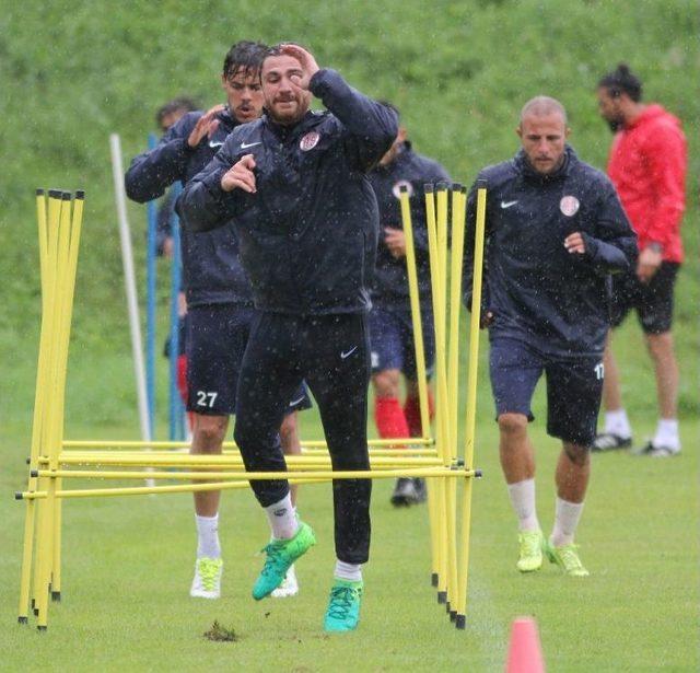 Antalyaspor Yağmur Altında Çalıştı