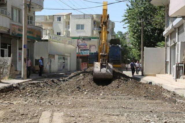 Cizre Belediyesi Yol Yapım Çalışmalarını Sürdürüyor