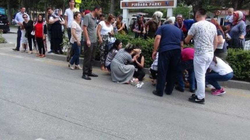 Otomobil &Ccedil;arpan Iki Gen&ccedil; Kıza Ilk M&uuml;dahale Vatandaşlardan