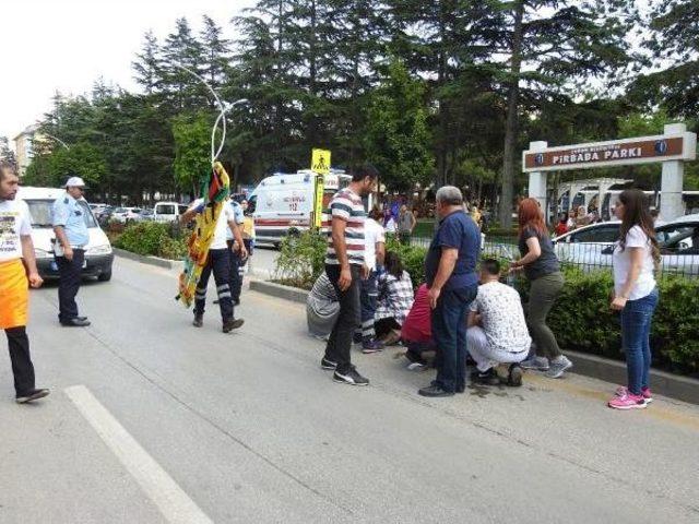 Otomobil Çarpan Iki Genç Kıza Ilk Müdahale Vatandaşlardan