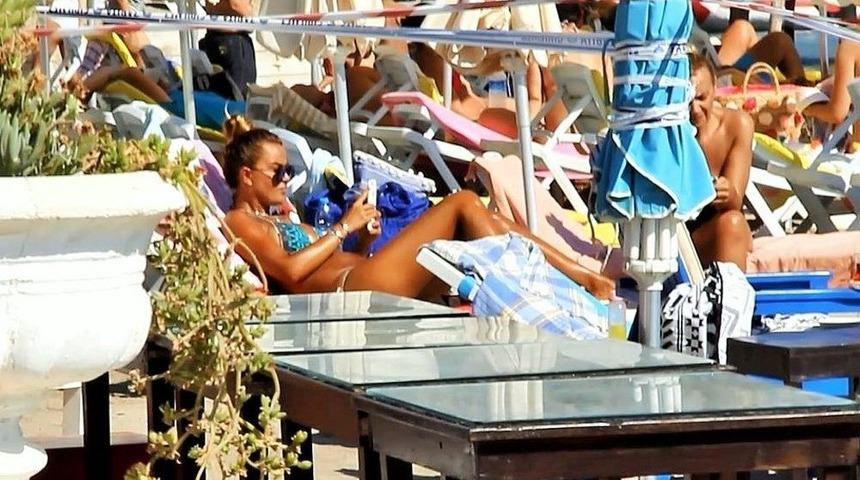 &Ouml;zlem Yıldız Saatlerce G&uuml;neşlendi