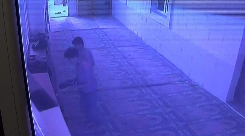 Ayakkabı Hırsızları Caminin Kameralarına Yakalandı