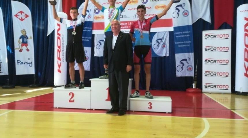 Nil&uuml;fer Belediyesporlu Bisiklet&ccedil;iler Turnuvalara Damga Vurdu