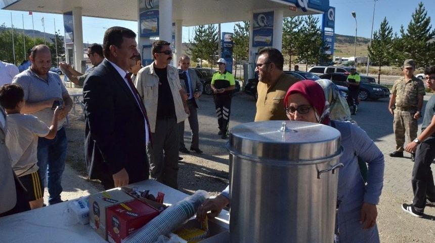 Bu Yolda Kahve İ&ccedil;meyene Ge&ccedil;iş Sağlanmıyor