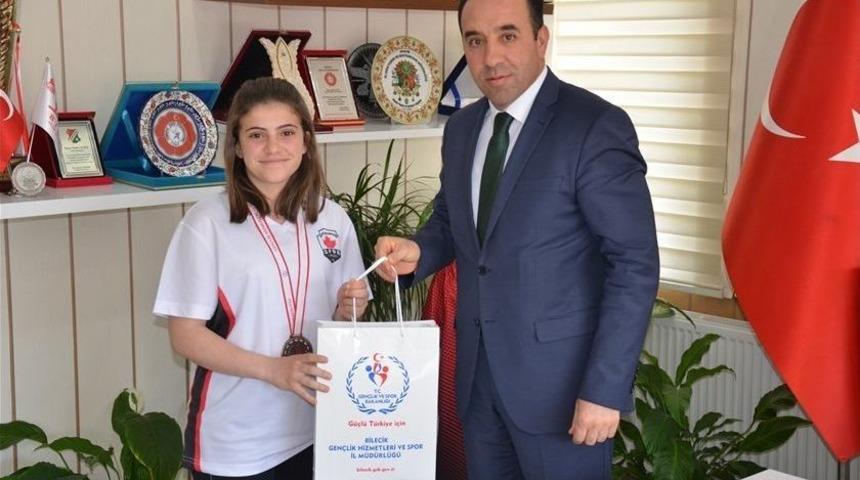 İl M&uuml;d&uuml;r&uuml; Yıldız, Başarılı Halterciyi &Ouml;d&uuml;llendirdi