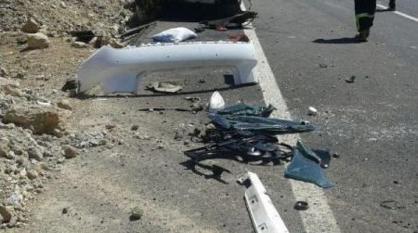 Mardin&rsquo;de Trafik Kazası: 2 &Ouml;l&uuml;, 1 Yaralı