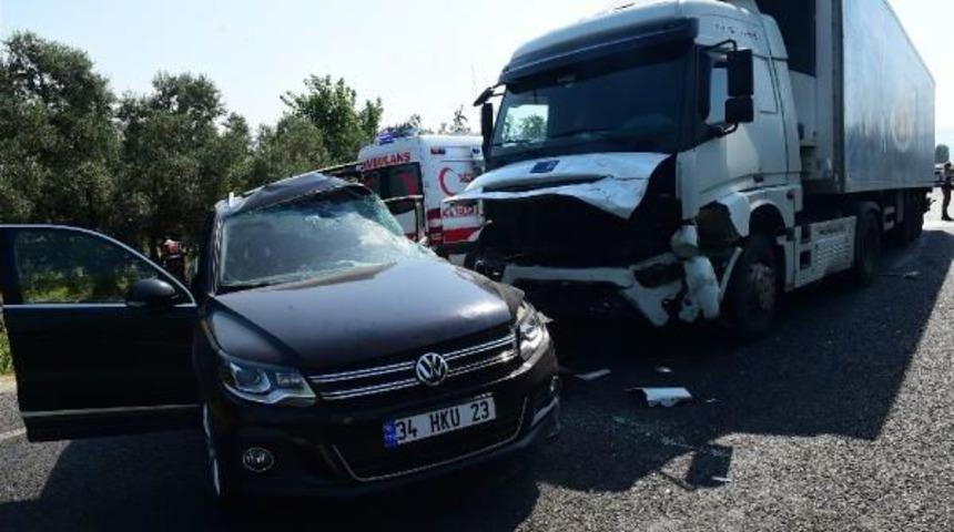 Zeytinlikten Ana Yola &Ccedil;ıkan Cipe Tır &Ccedil;arptı: 1 &Ouml;l&uuml;, 4 Yaralı