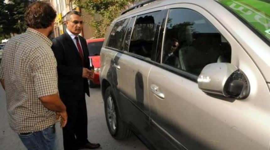 Gurbet&ccedil;i &Ccedil;iftin Aracının Camını Kırıp 83 Bin Lira &Ccedil;aldılar