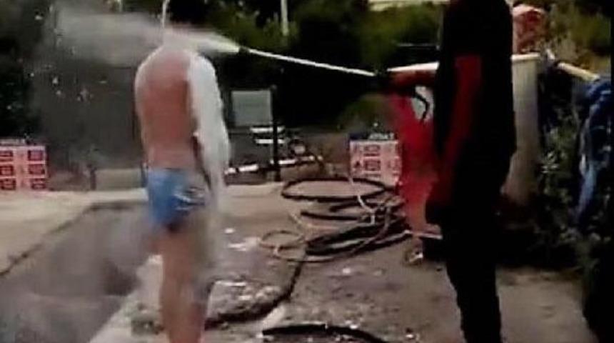 Sıcaktan Bunalınca Kendini De Yıkattı