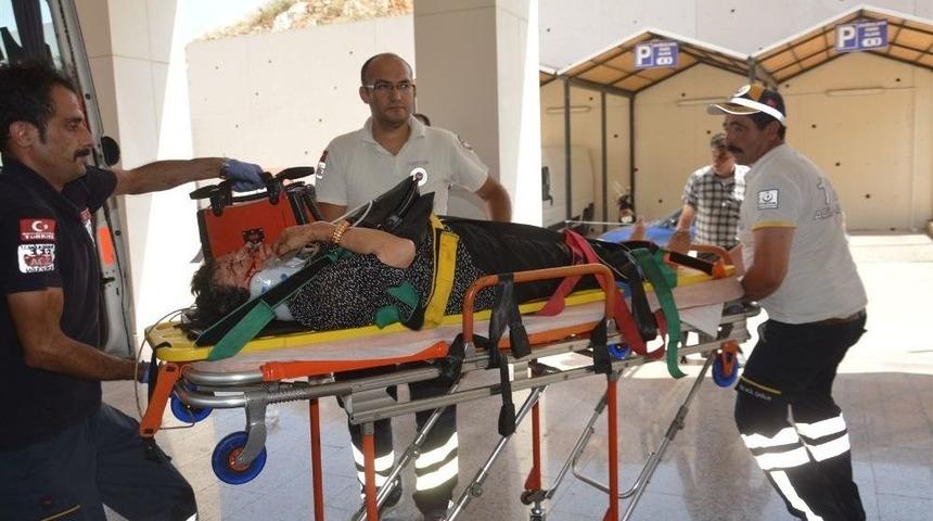 Tır Otomobili Bi&ccedil;ti: 1 &Ouml;l&uuml;, 4 Yaralı