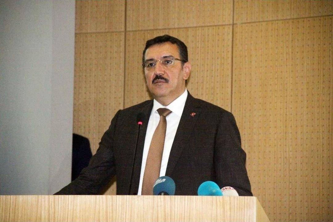 Klimalar Bozulunca Bakan T&uuml;fenkci Konuşmasını Yarıda Kesti