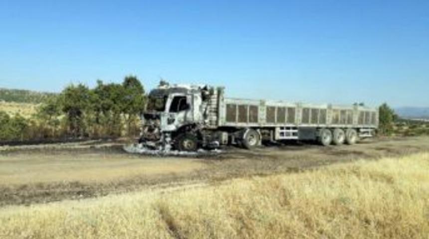 Pkk'lı Ter&ouml;ristler Lice'de Yol Kesip, Tır Yaktı