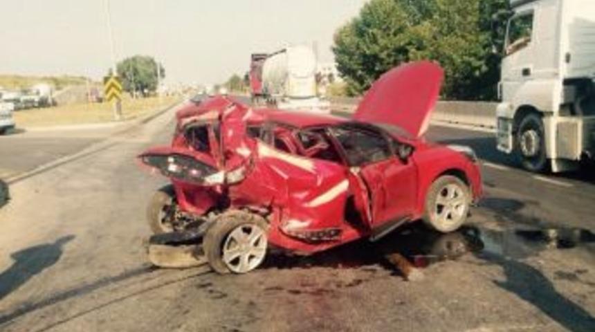 Kamyonet Kırmızı Işıkta Bekleyen Otomobile Çarptı: 1 Ölü