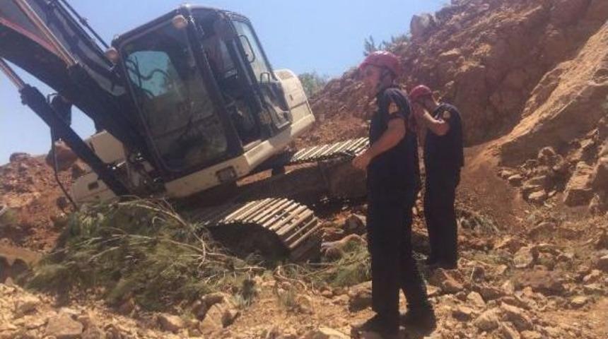 Kullandığı Iş Makinesinin Altında Kalıp Öldü