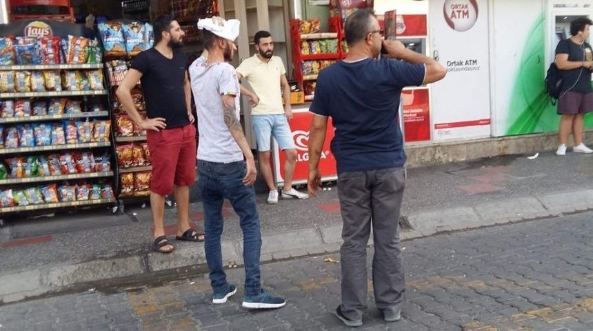 Sopalı Bı&ccedil;aklı Kavgada Kan Aktı: 2 Yaralı