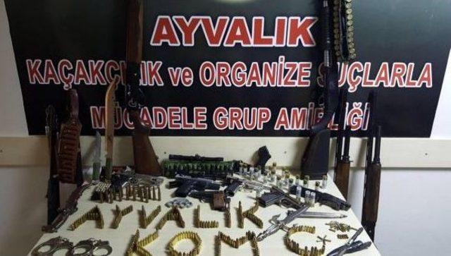 Ayvalık’Ta Cephanelik Gibi Ev Ve Işyeri, 1 Gözaltı