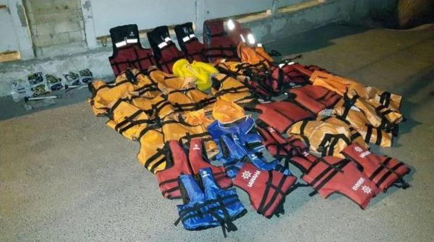 İzmir'de Yunanistan'a Ge&ccedil;me Hazırlığındaki 64 M&uuml;lteci Yakalandı