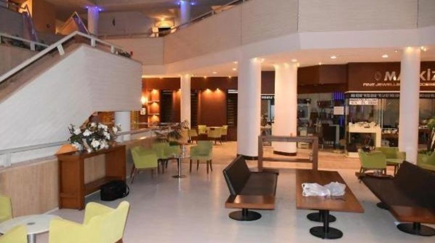 Katar Emiri Thani Davayı Kazandı, Turist Bulunan Otelini Tahliye Ettirdi (2)